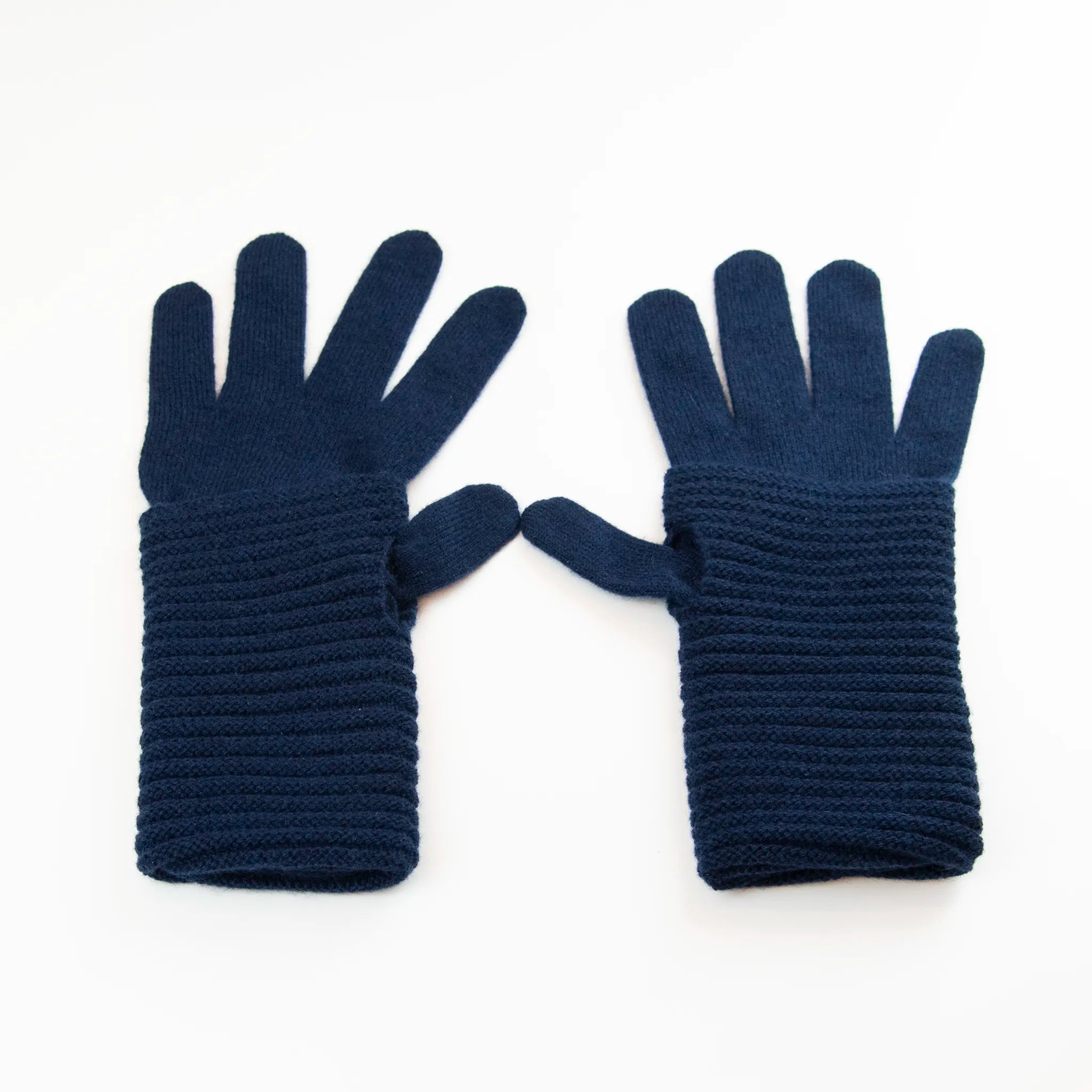 Guanto blu in 100% cashmere a coste inglesi, indossabile lungo o corto, pregiata manifattura Made in Italy.