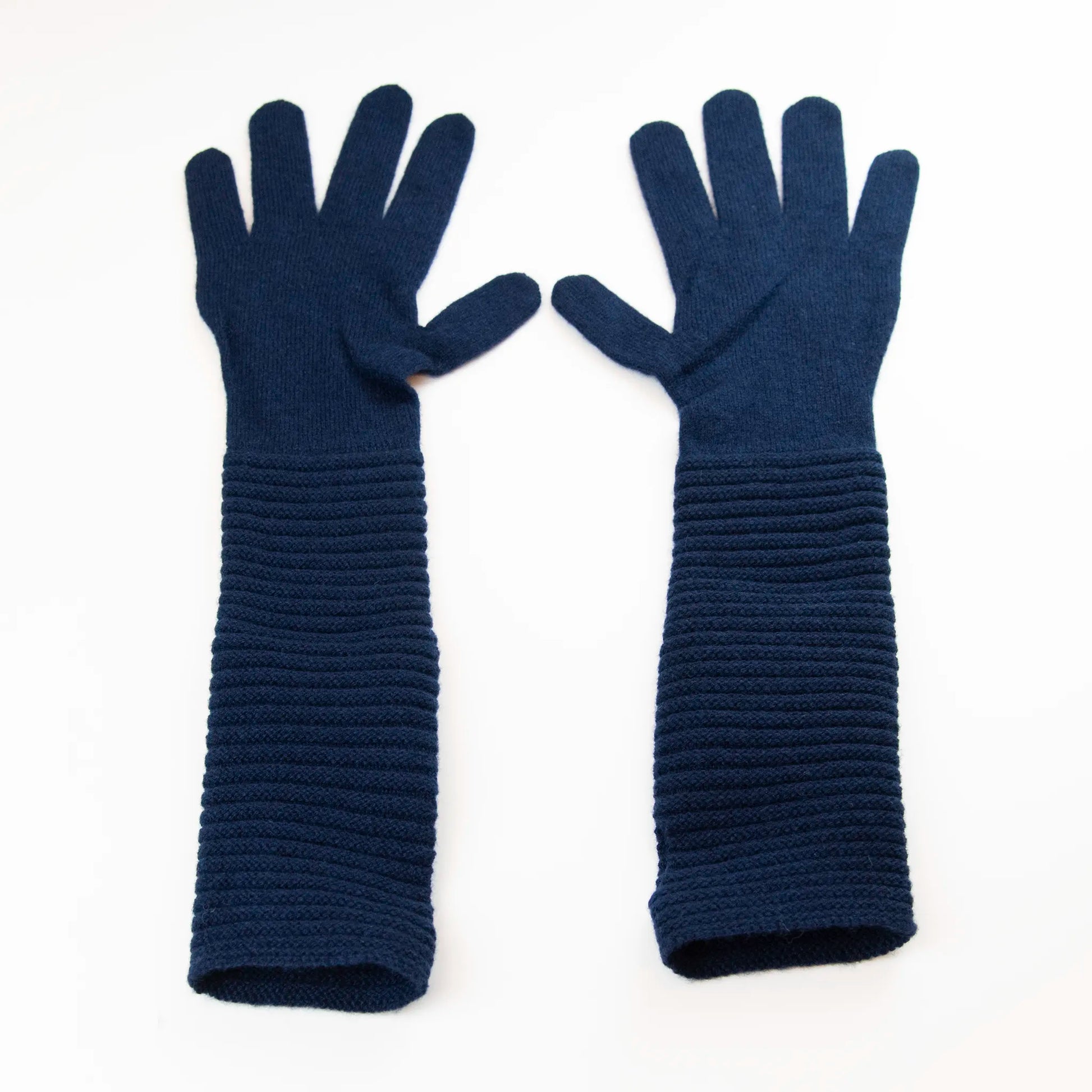 Guanto blu in 100% cashmere a coste inglesi, indossabile lungo o corto, pregiata manifattura Made in Italy.