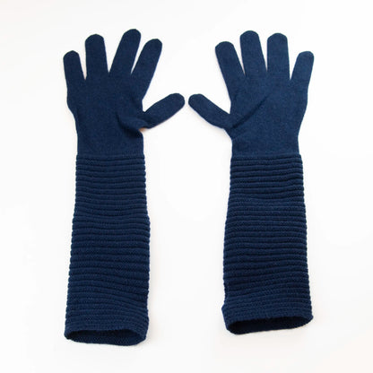 Guanto blu in 100% cashmere a coste inglesi, indossabile lungo o corto, pregiata manifattura Made in Italy.