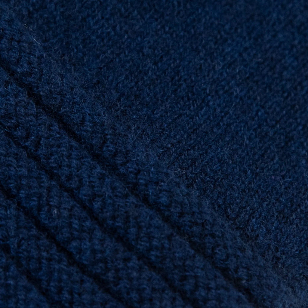 Dettagli e texture tessuto del guanto blu in 100% cashmere a coste inglesi, indossabile lungo o corto, pregiata manifattura Made in Italy.