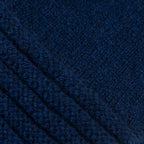 Dettagli e texture tessuto del guanto blu in 100% cashmere a coste inglesi, indossabile lungo o corto, pregiata manifattura Made in Italy.