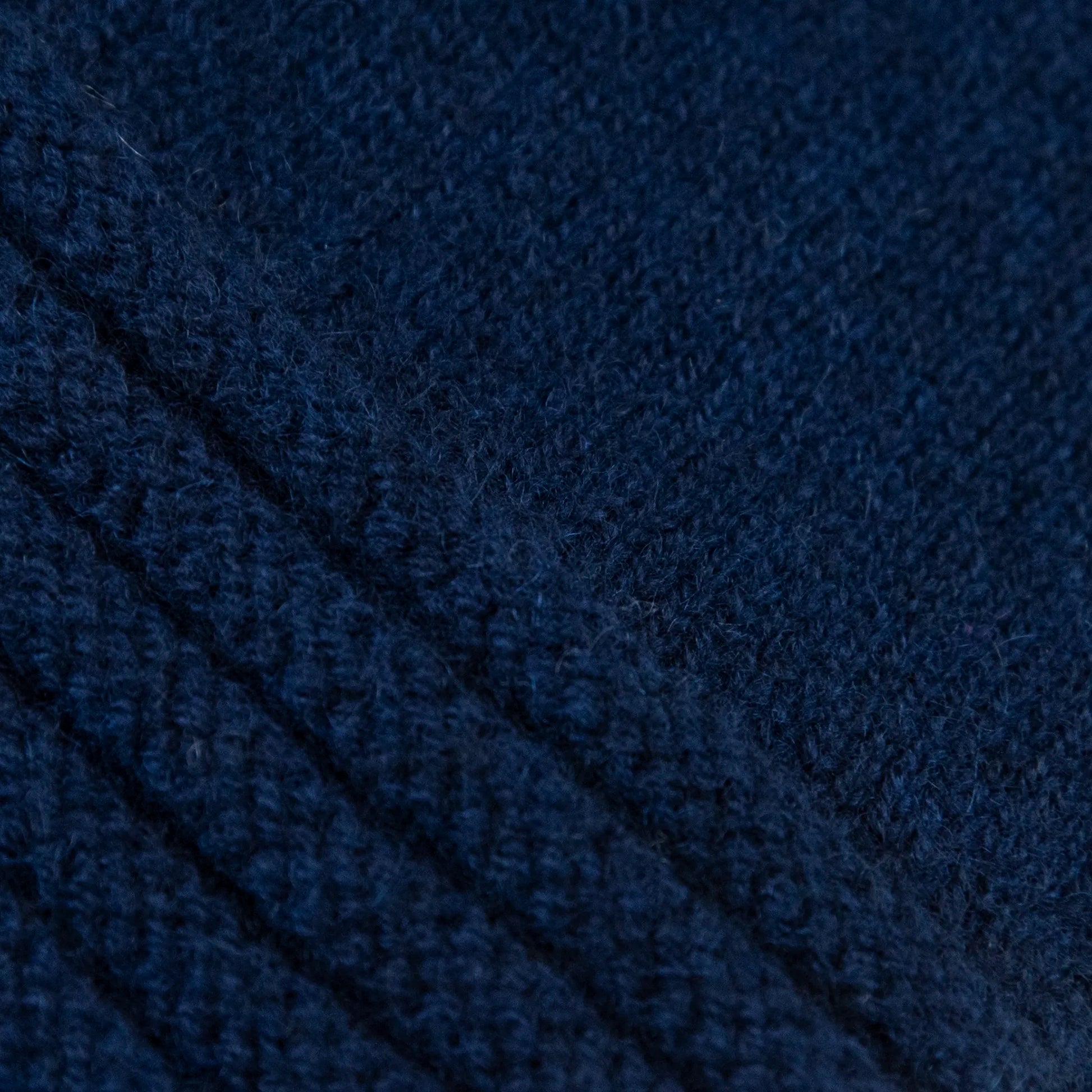 Dettagli e texture tessuto del guanto blu in 100% cashmere a coste inglesi, indossabile lungo o corto, pregiata manifattura Made in Italy.