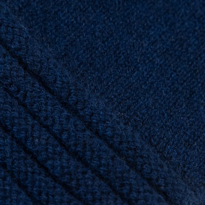 Dettagli e texture tessuto del guanto blu in 100% cashmere a coste inglesi, indossabile lungo o corto, pregiata manifattura Made in Italy.