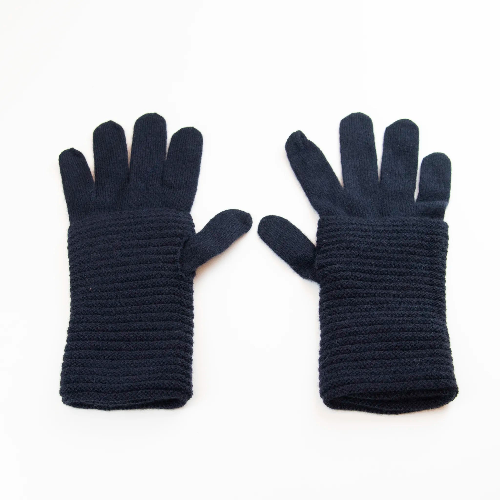 Guanto blu in 100% cashmere a coste inglesi, indossabile lungo o corto, pregiata manifattura Made in Italy.