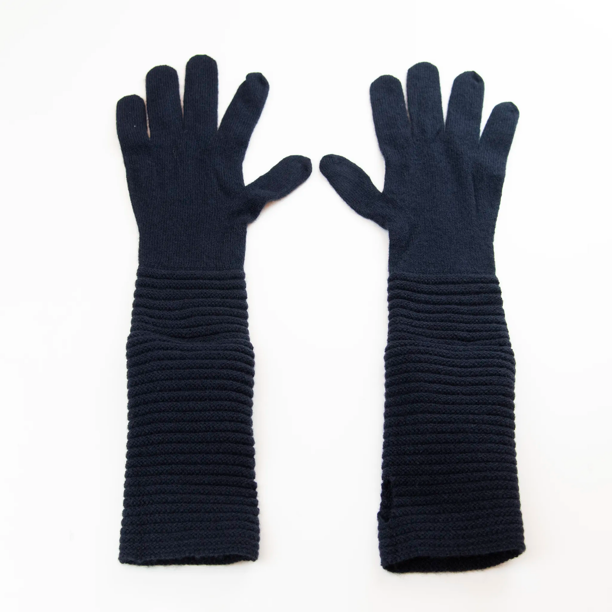 Guanto blu in 100% cashmere a coste inglesi, indossabile lungo o corto, pregiata manifattura Made in Italy.