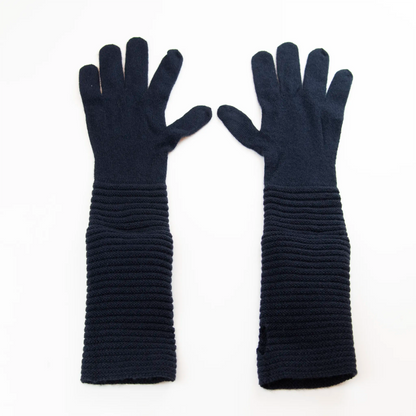 Guanto blu in 100% cashmere a coste inglesi, indossabile lungo o corto, pregiata manifattura Made in Italy.