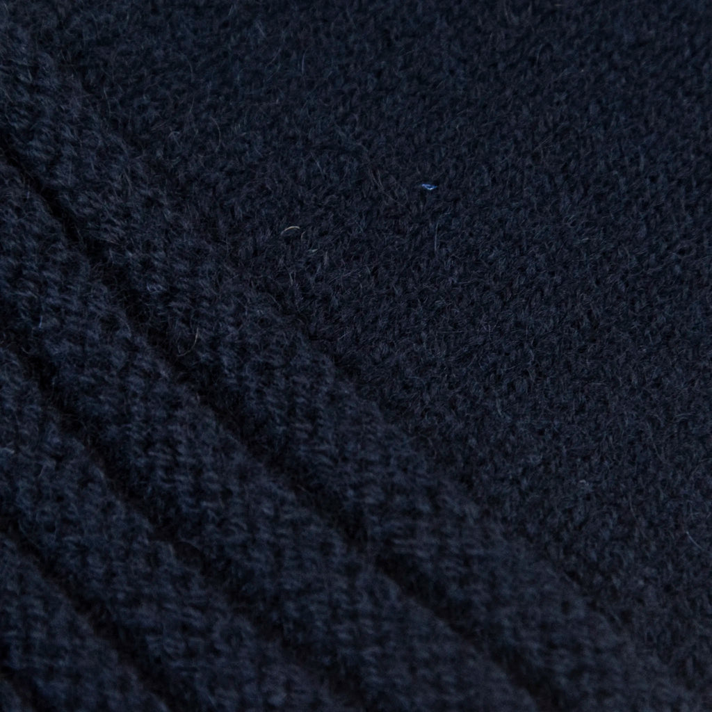 Dettagli e texture tessuto del guanto blu in 100% cashmere a coste inglesi, indossabile lungo o corto, pregiata manifattura Made in Italy.