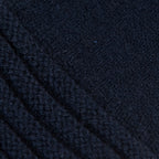 Dettagli e texture tessuto del guanto blu in 100% cashmere a coste inglesi, indossabile lungo o corto, pregiata manifattura Made in Italy.