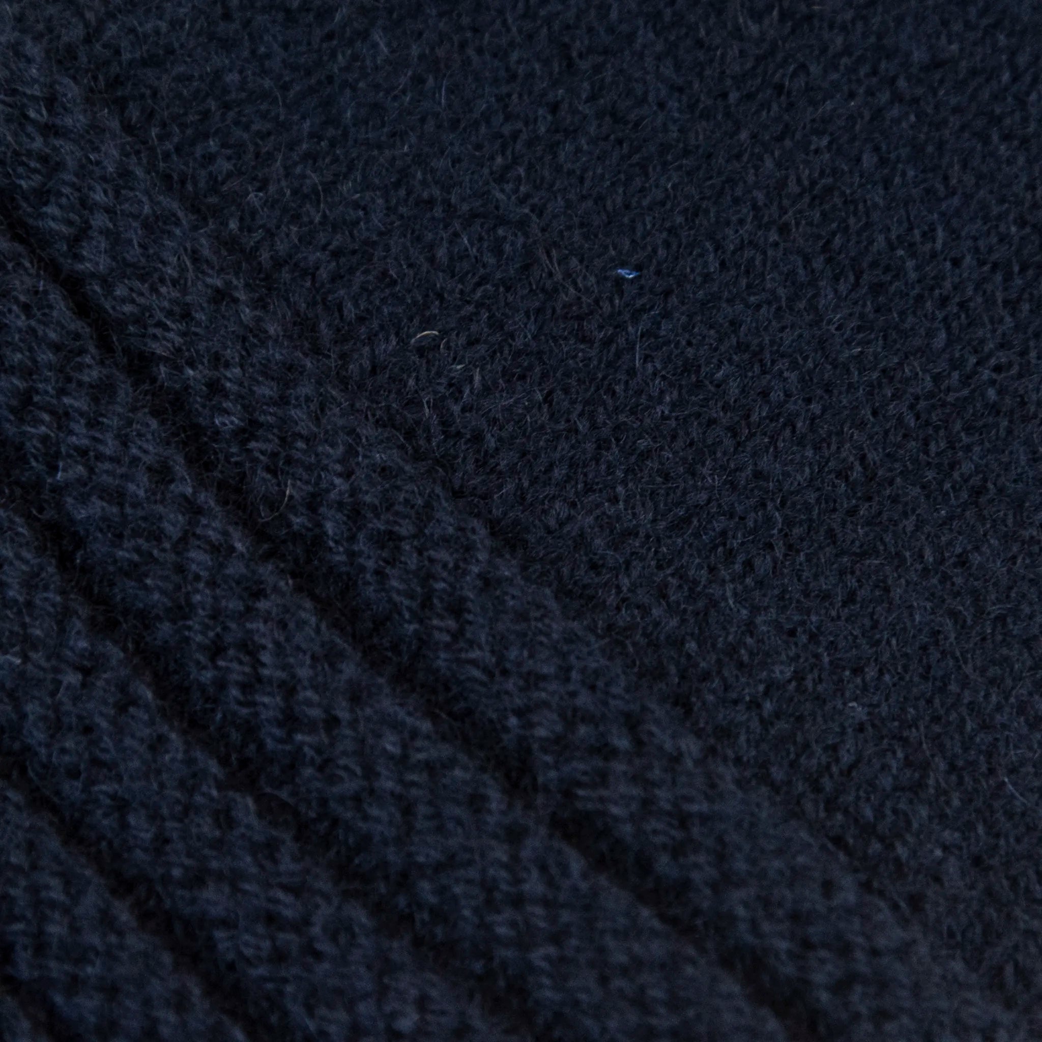 Dettagli e texture tessuto del guanto blu in 100% cashmere a coste inglesi, indossabile lungo o corto, pregiata manifattura Made in Italy.