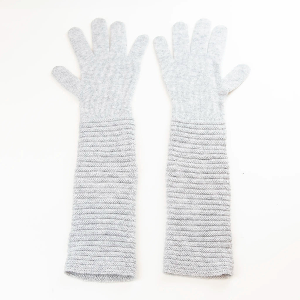 Guanto grigio in 100% cashmere a coste inglesi, indossabile lungo o corto, pregiata manifattura Made in Italy.