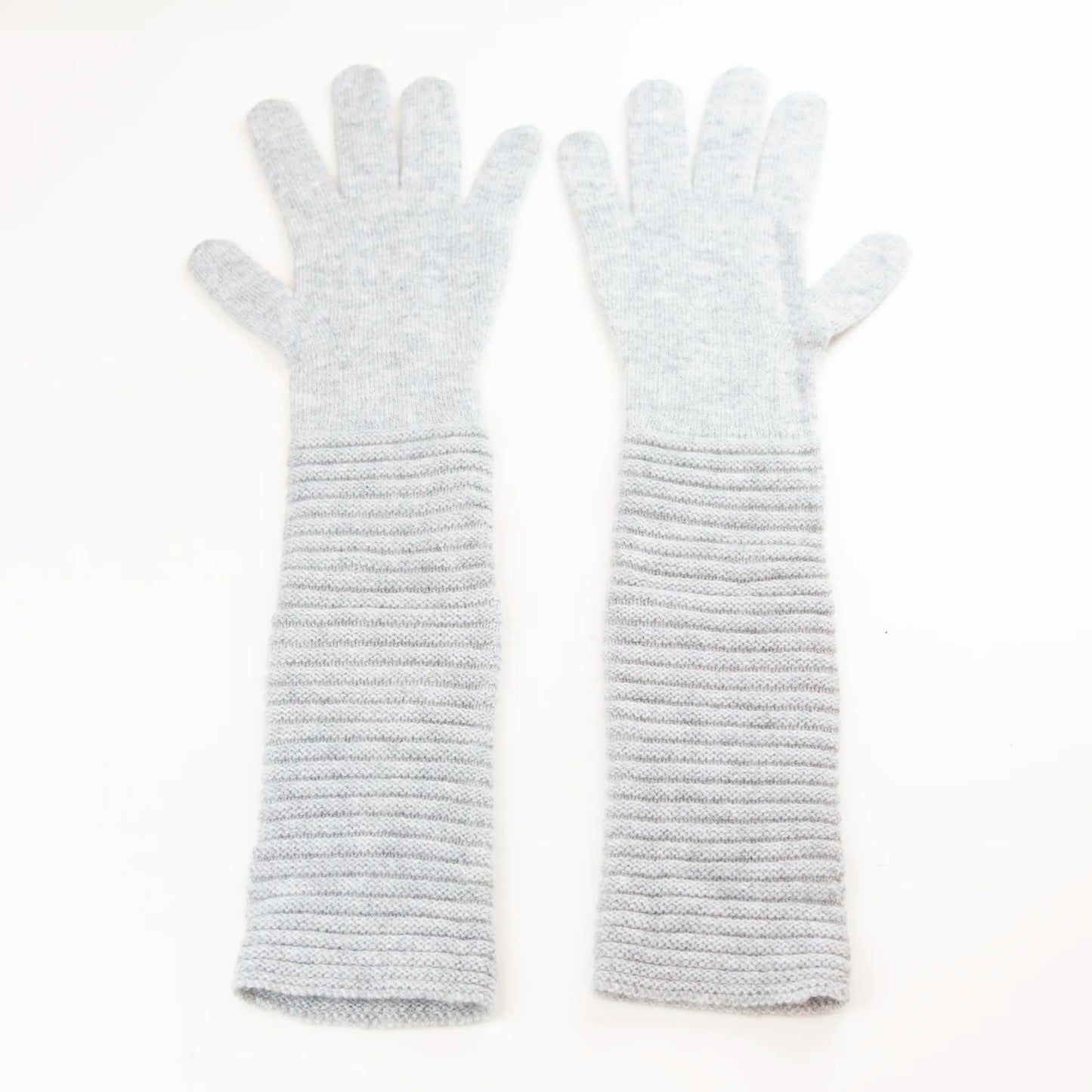 Guanto grigio in 100% cashmere a coste inglesi, indossabile lungo o corto, pregiata manifattura Made in Italy.