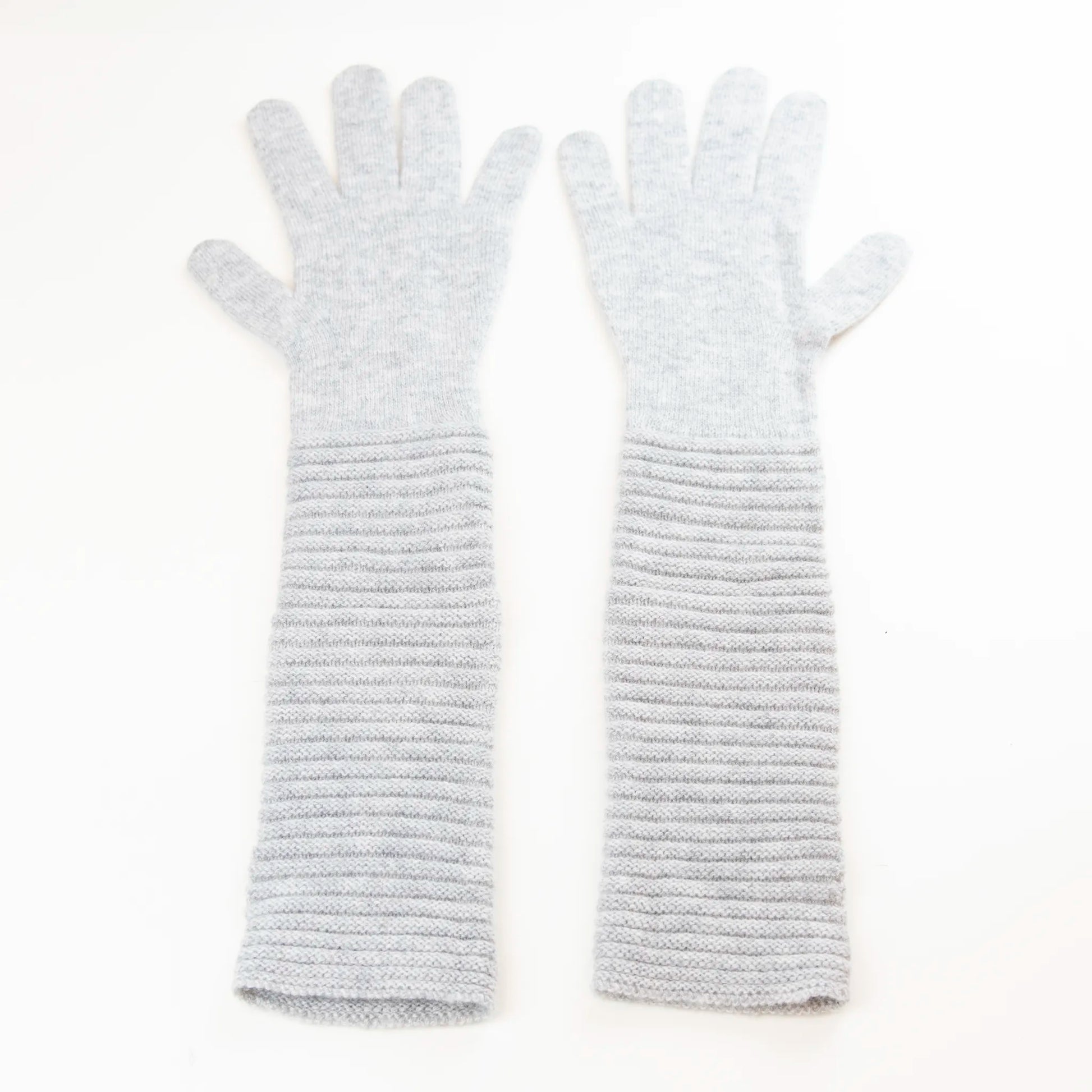 Guanto grigio in 100% cashmere a coste inglesi, indossabile lungo o corto, pregiata manifattura Made in Italy.