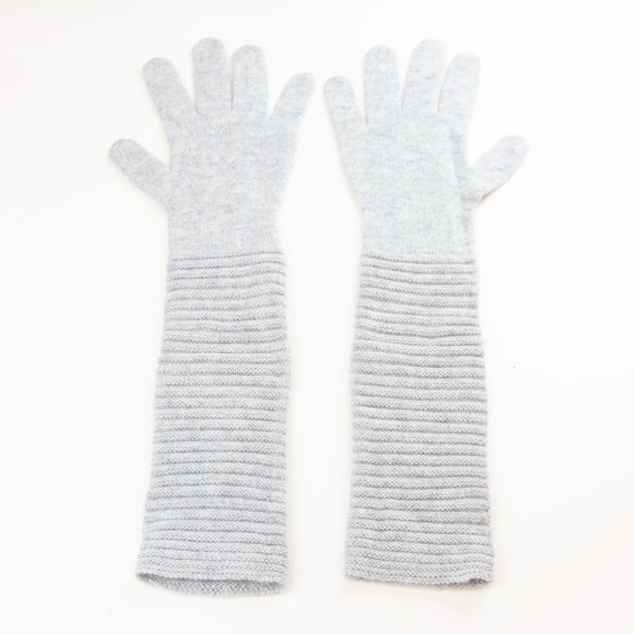 Guanto grigio in 100% cashmere a coste inglesi, indossabile lungo o corto, pregiata manifattura Made in Italy.