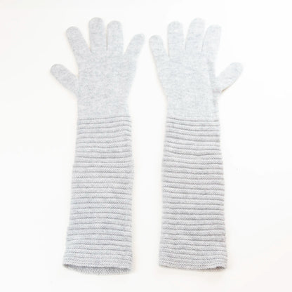Guanto grigio in 100% cashmere a coste inglesi, indossabile lungo o corto, pregiata manifattura Made in Italy.