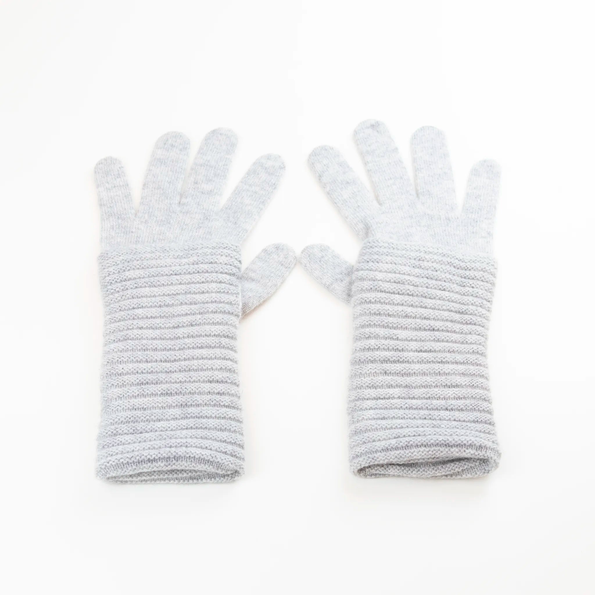 Guanto grigio in 100% cashmere a coste inglesi, indossabile lungo o corto, pregiata manifattura Made in Italy.