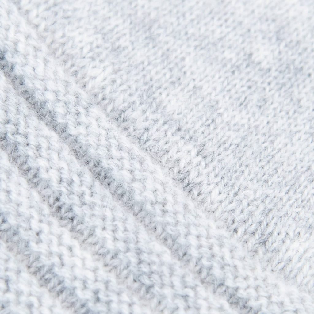 Dettagli e texture tessuto del guanto grigio in 100% cashmere a coste inglesi, indossabile lungo o corto, pregiata manifattura Made in Italy.
