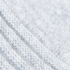 Dettagli e texture tessuto del guanto grigio in 100% cashmere a coste inglesi, indossabile lungo o corto, pregiata manifattura Made in Italy.