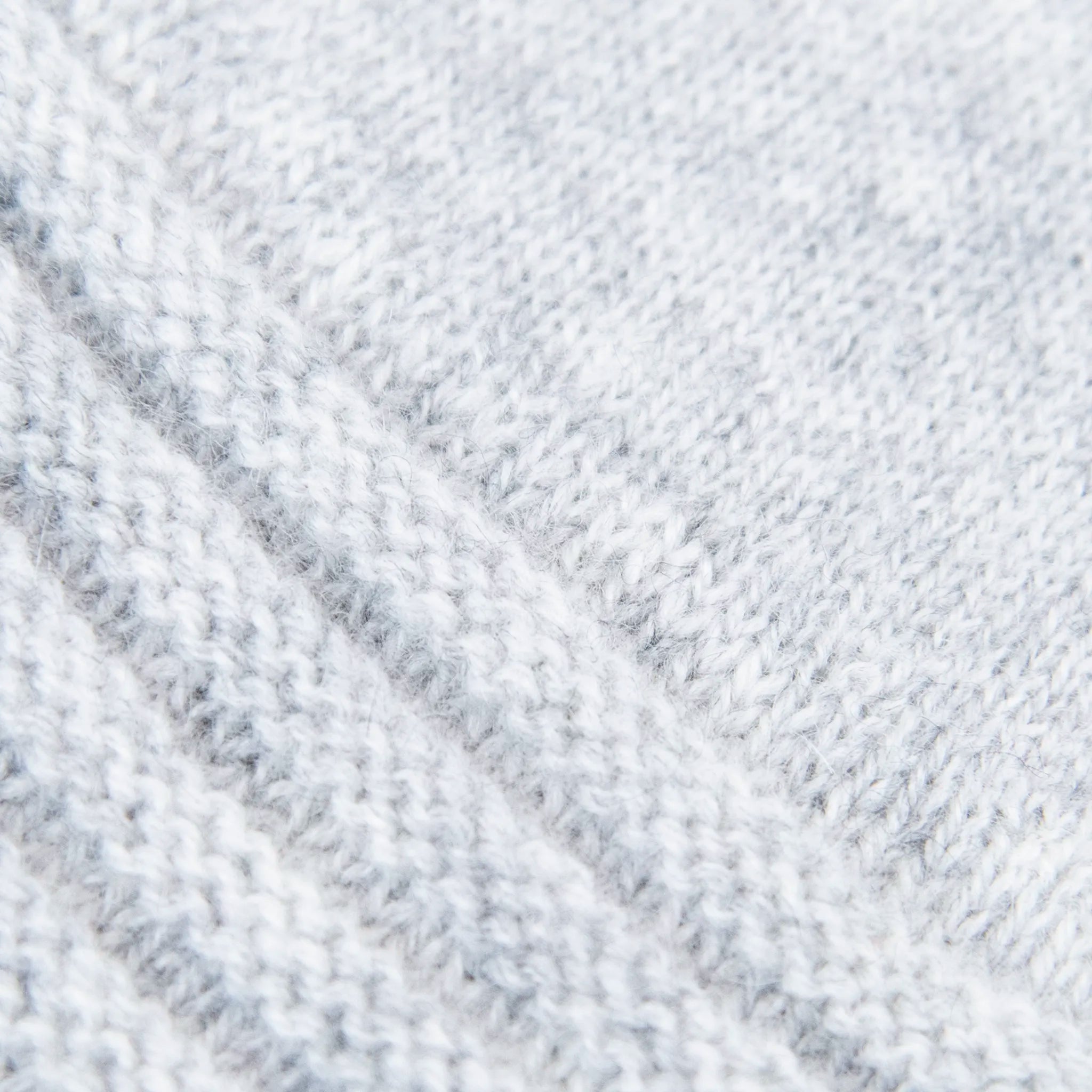 Dettagli e texture tessuto del guanto grigio in 100% cashmere a coste inglesi, indossabile lungo o corto, pregiata manifattura Made in Italy.