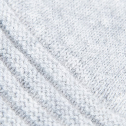 Dettagli e texture tessuto del guanto grigio in 100% cashmere a coste inglesi, indossabile lungo o corto, pregiata manifattura Made in Italy.