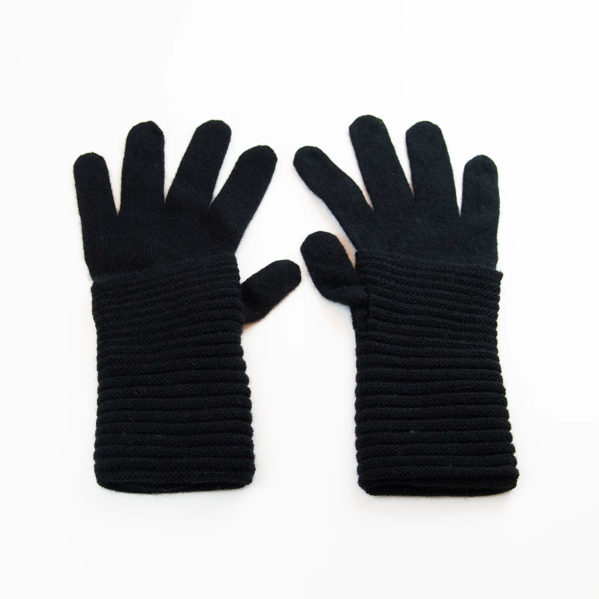 Guanto nero in 100% cashmere a coste inglesi, indossabile lungo o corto, pregiata manifattura Made in Italy.