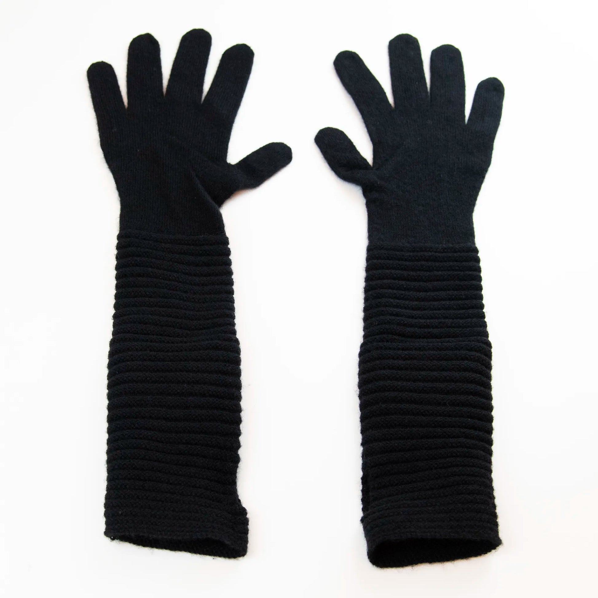 Guanto nero in 100% cashmere a coste inglesi, indossabile lungo o corto, pregiata manifattura Made in Italy.