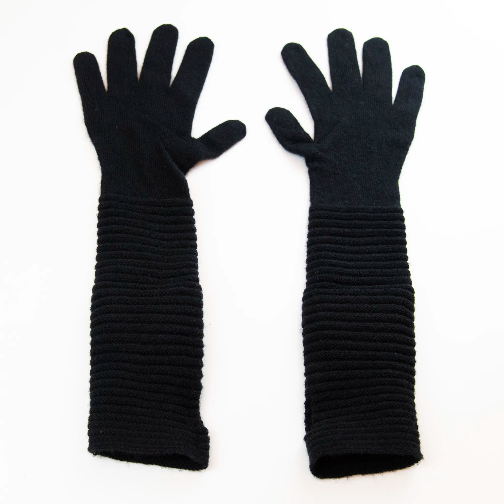 Guanto nero in 100% cashmere a coste inglesi, indossabile lungo o corto, pregiata manifattura Made in Italy.