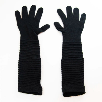 Guanto nero in 100% cashmere a coste inglesi, indossabile lungo o corto, pregiata manifattura Made in Italy.