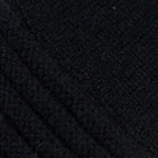 Dettagli e texture tessuto del guanto nero in 100% cashmere a coste inglesi, indossabile lungo o corto, pregiata manifattura Made in Italy.