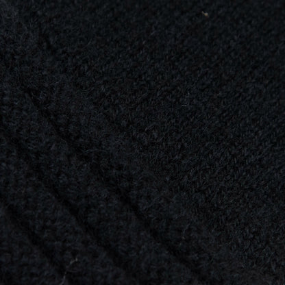 Dettagli e texture tessuto del guanto nero in 100% cashmere a coste inglesi, indossabile lungo o corto, pregiata manifattura Made in Italy.