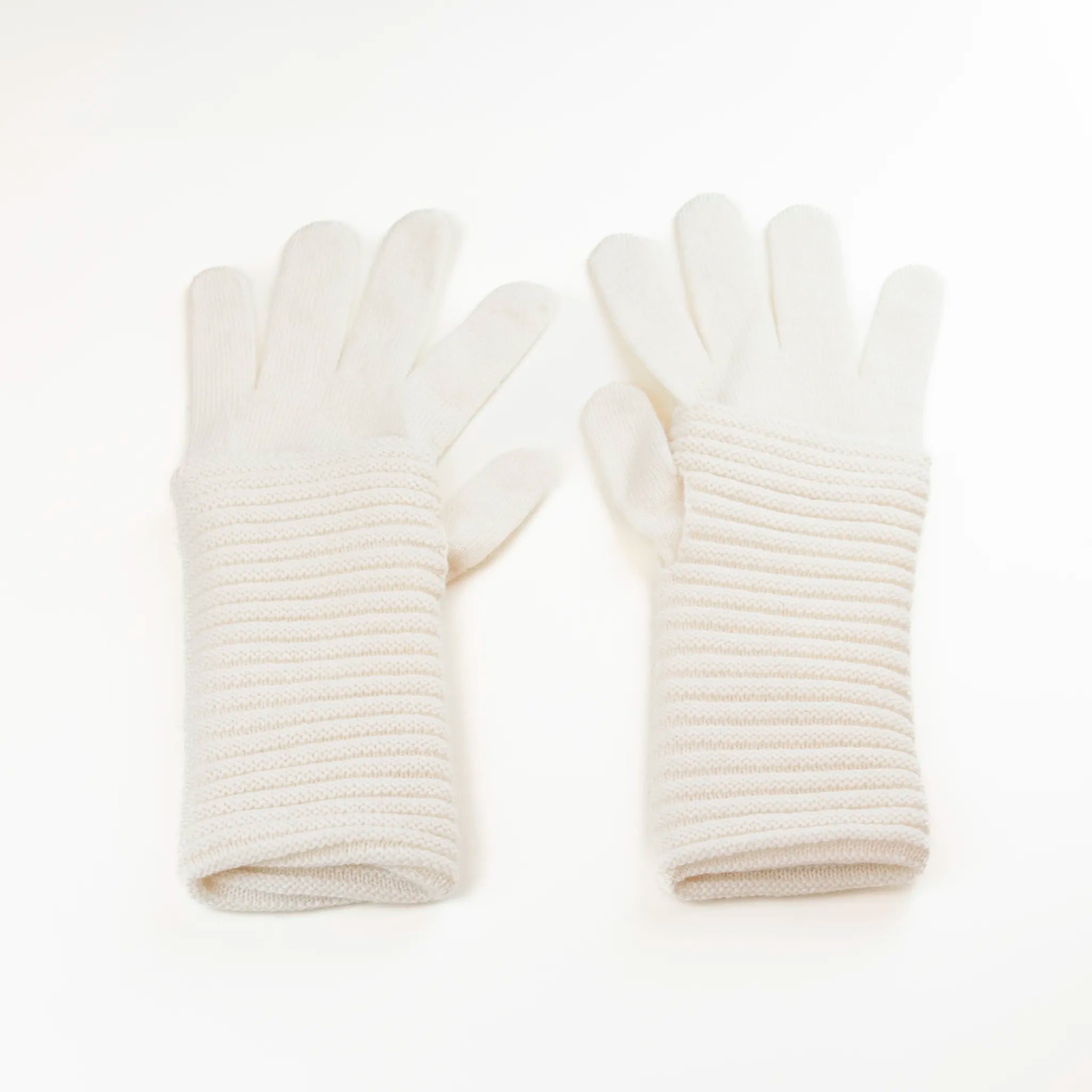 Guanto panna in 100% cashmere a coste inglesi, indossabile lungo o corto, pregiata manifattura Made in Italy.