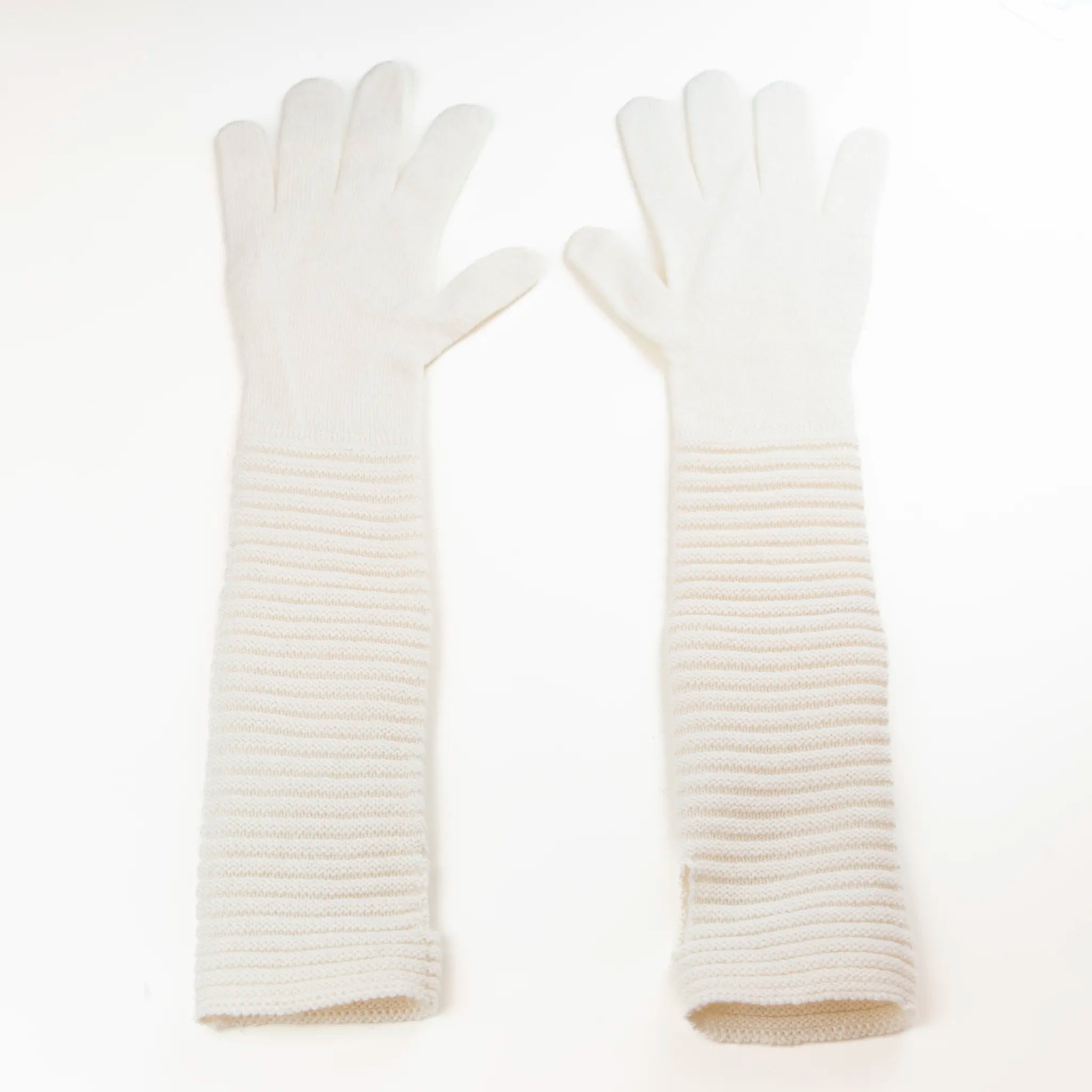 Guanto panna in 100% cashmere a coste inglesi, indossabile lungo o corto, pregiata manifattura Made in Italy.