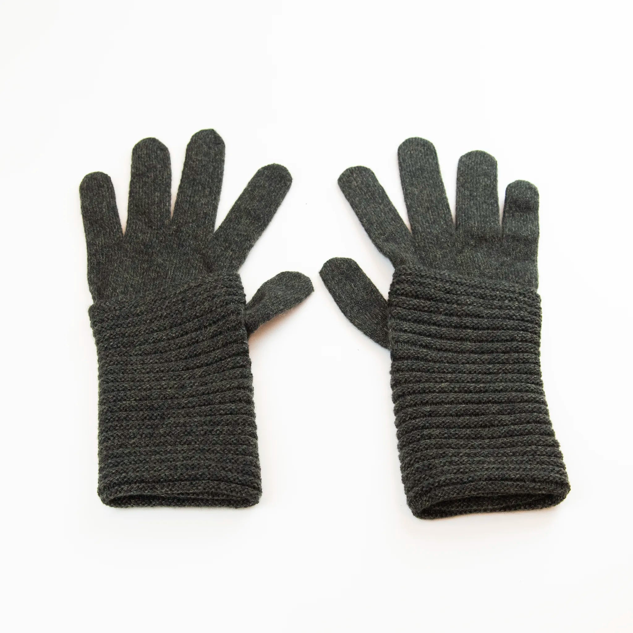 Guanto verde in 100% cashmere a coste inglesi, indossabile lungo o corto, pregiata manifattura Made in Italy.