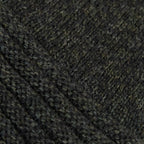 Dettagli e texture tessuto del guanto beige in 100% cashmere a coste inglesi, indossabile lungo o corto, pregiata manifattura Made in Italy.