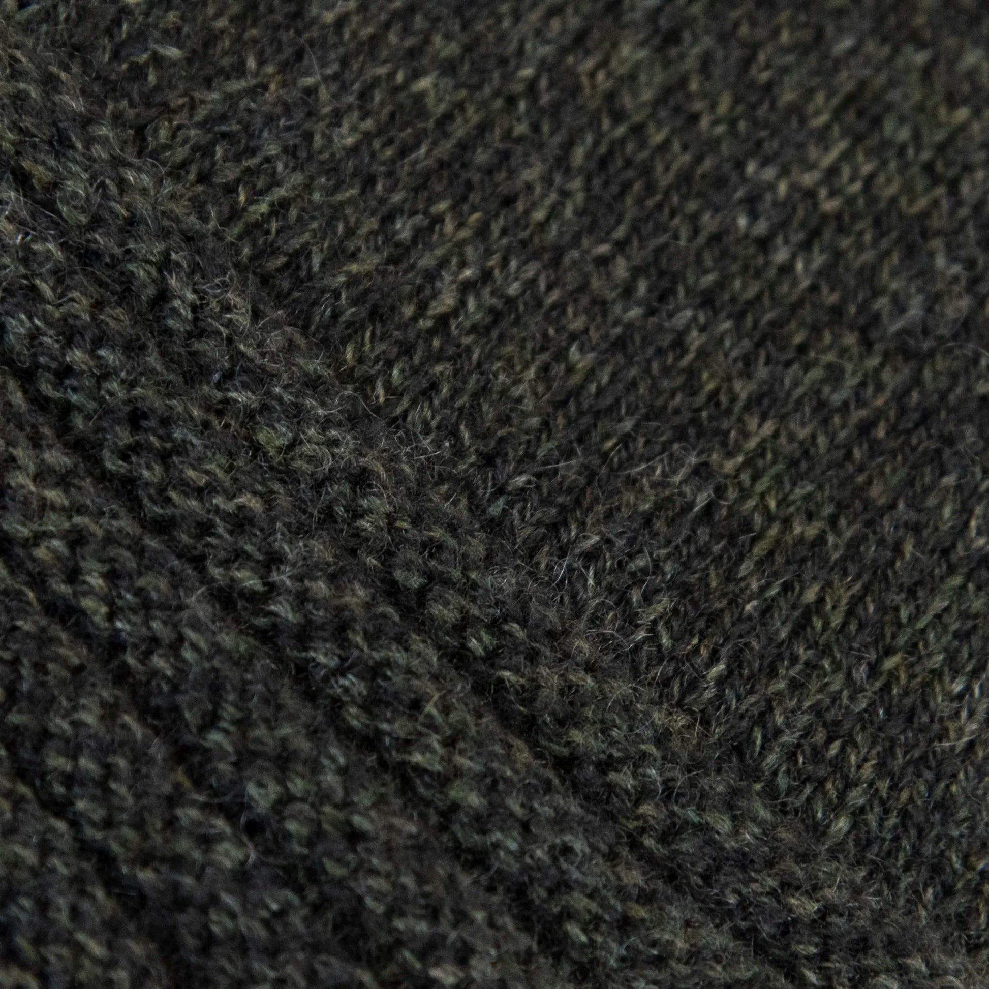 Dettagli e texture tessuto del guanto beige in 100% cashmere a coste inglesi, indossabile lungo o corto, pregiata manifattura Made in Italy.
