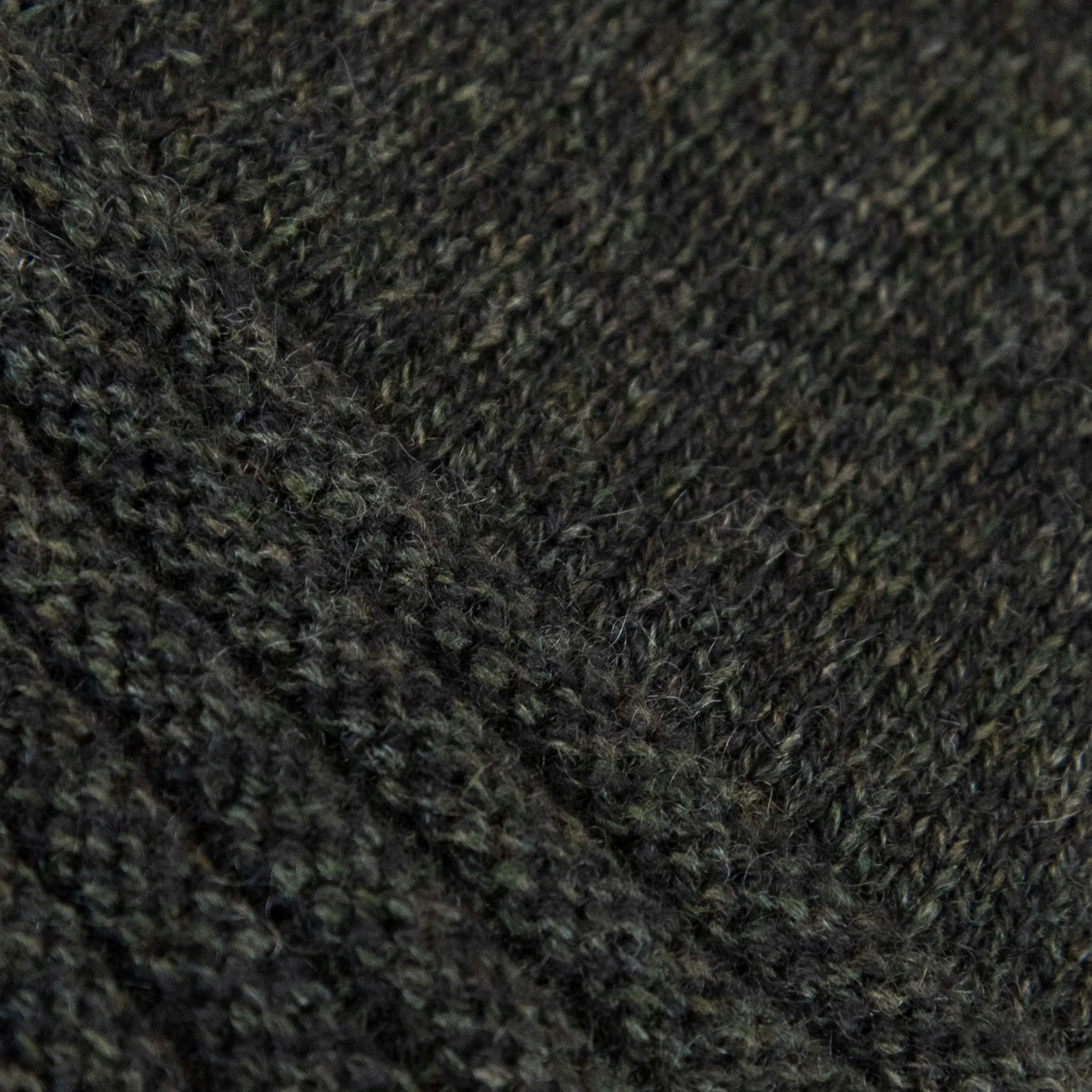 Dettagli e texture tessuto del guanto beige in 100% cashmere a coste inglesi, indossabile lungo o corto, pregiata manifattura Made in Italy.