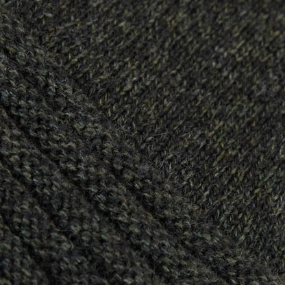 Dettagli e texture tessuto del guanto beige in 100% cashmere a coste inglesi, indossabile lungo o corto, pregiata manifattura Made in Italy.