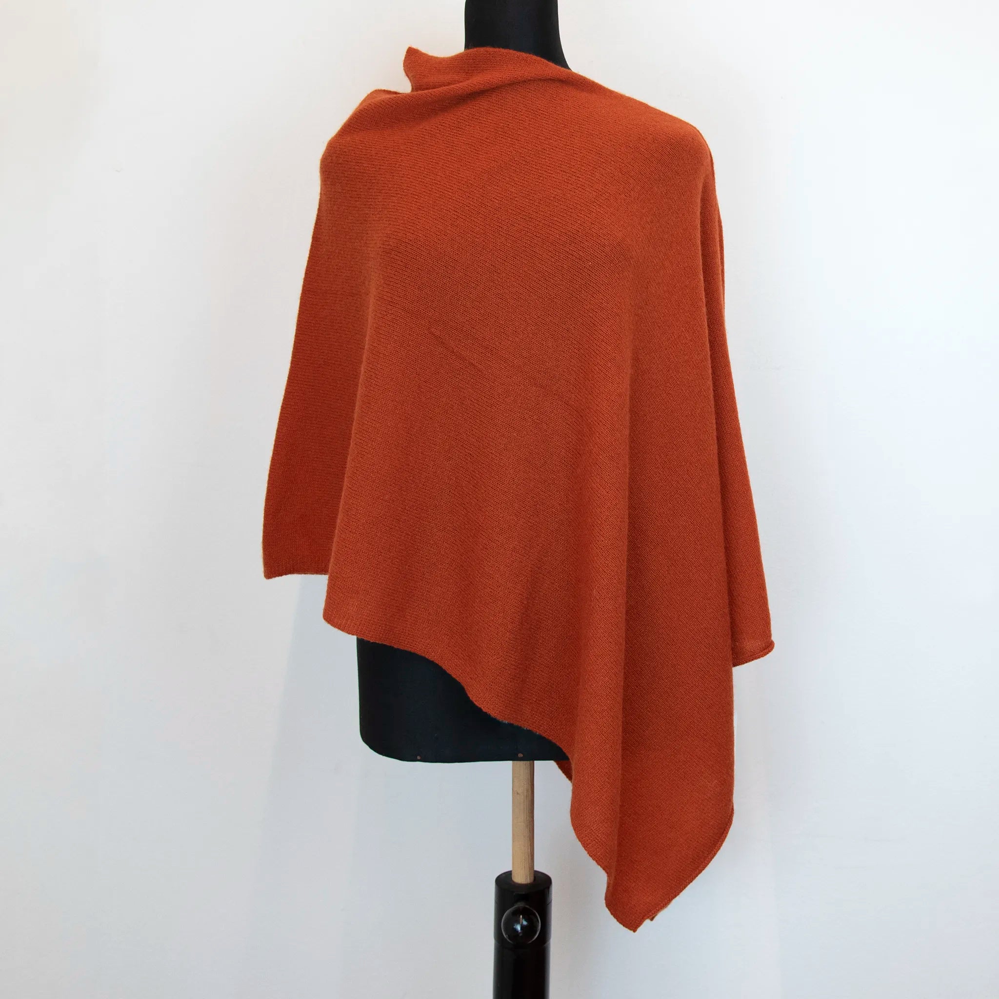 Mantellina in 100% cashmere coccio, Made in Italy, praticità e comfort con tre diverse vestibilità per ogni esigenza.