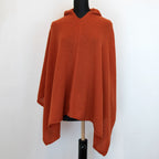 Mantellina in 100% cashmere coccio, Made in Italy, praticità e comfort con tre diverse vestibilità per ogni esigenza.