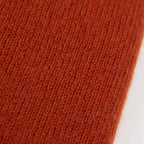 Dettaglio e texture tessuto della Mantellina in 100% cashmere coccio, Made in Italy, praticità e comfort con tre diverse vestibilità per ogni esigenza.
