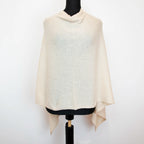 Mantellina in 100% cashmere beige, Made in Italy, praticità e comfort con tre diverse vestibilità per ogni esigenza.