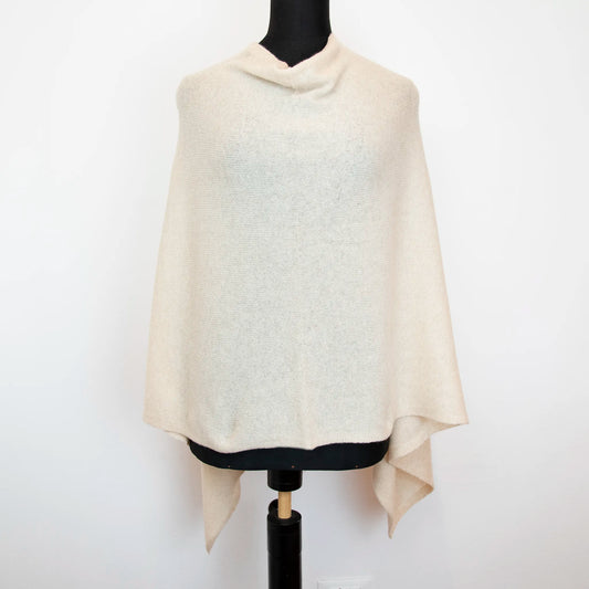 Mantellina in 100% cashmere beige, Made in Italy, praticità e comfort con tre diverse vestibilità per ogni esigenza.
