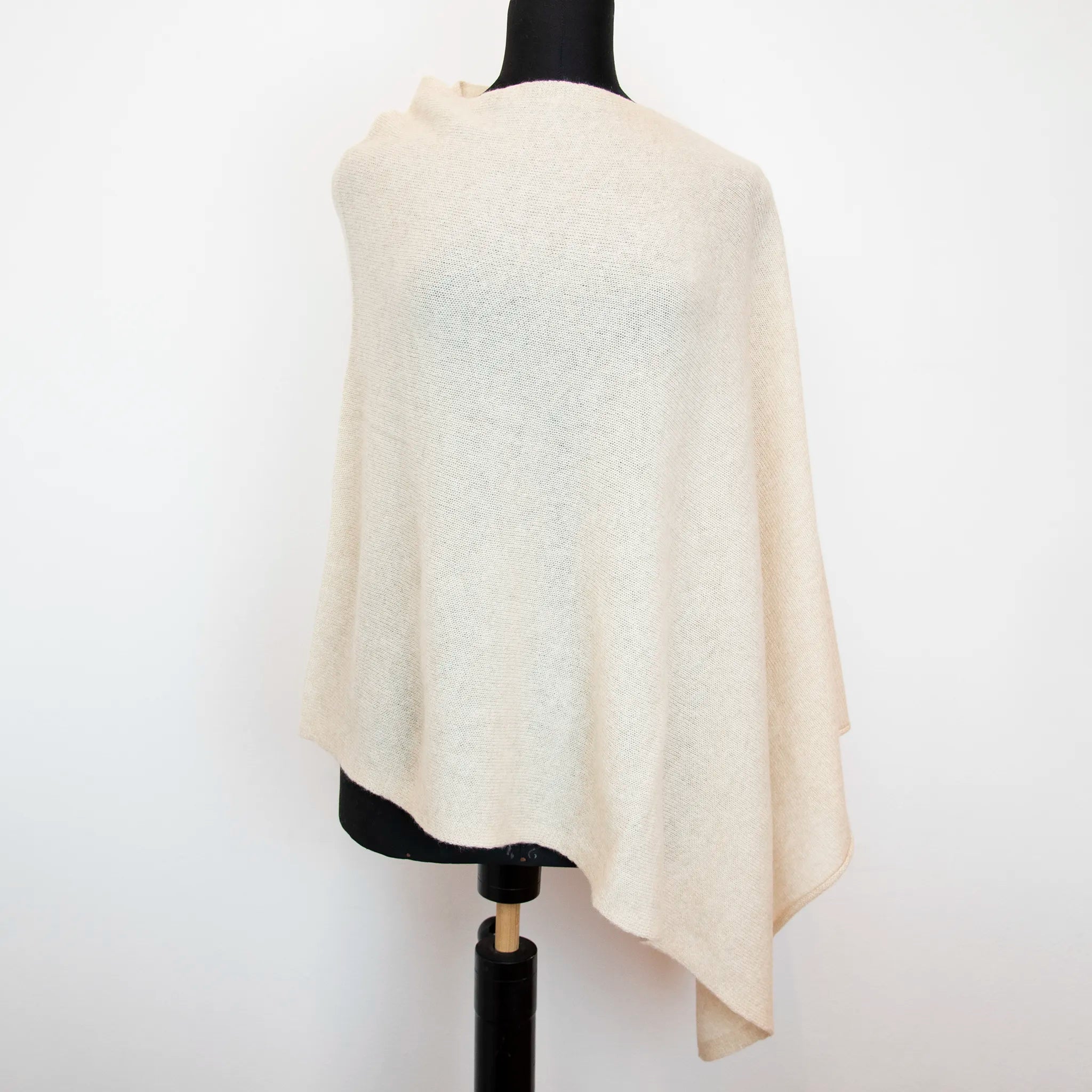 Mantellina in 100% cashmere beige, Made in Italy, praticità e comfort con tre diverse vestibilità per ogni esigenza.