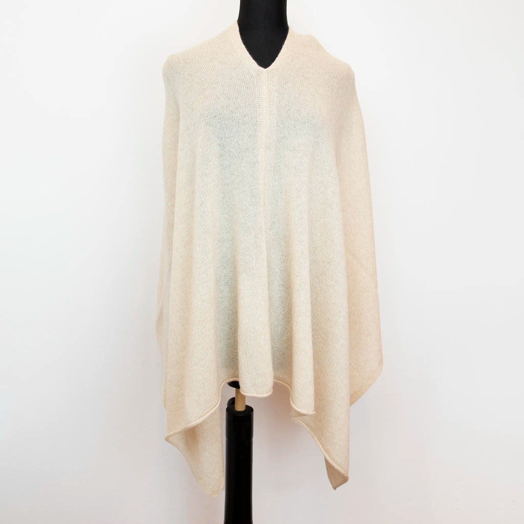 Mantellina in 100% cashmere beige, Made in Italy, praticità e comfort con tre diverse vestibilità per ogni esigenza.