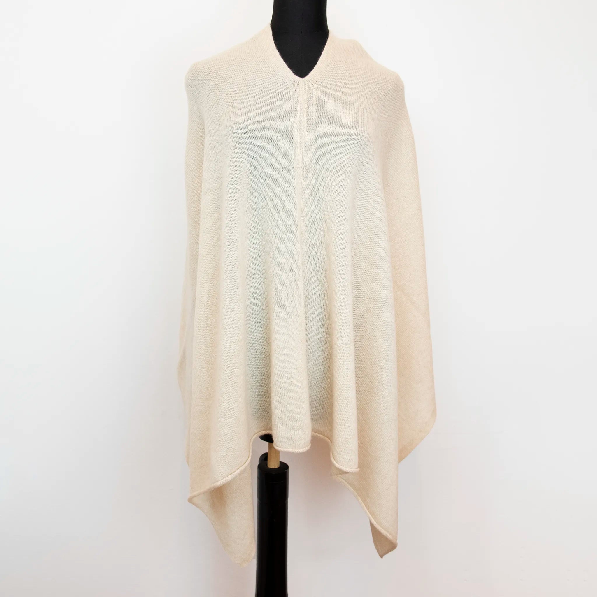 Mantellina in 100% cashmere beige, Made in Italy, praticità e comfort con tre diverse vestibilità per ogni esigenza.