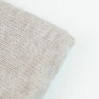 Dettaglio e texture tessuto della Mantellina in 100% cashmere beige, Made in Italy, praticità e comfort con tre diverse vestibilità per ogni esigenza.
