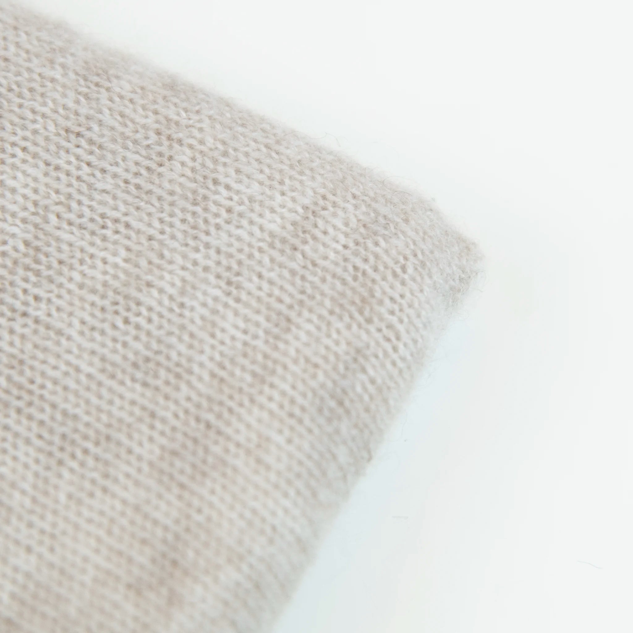 Dettaglio e texture tessuto della Mantellina in 100% cashmere beige, Made in Italy, praticità e comfort con tre diverse vestibilità per ogni esigenza.