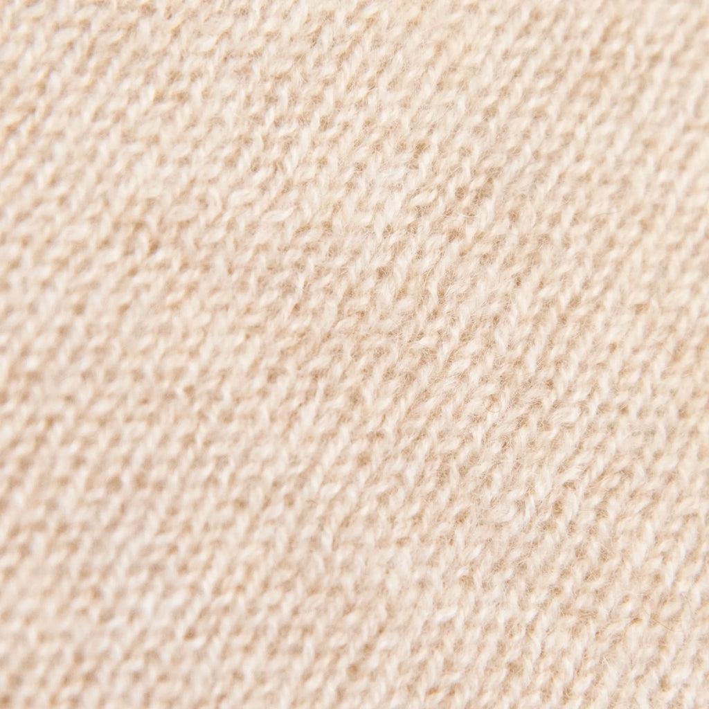 Dettagli e texture tessuto della mantellina in 100% cashmere beige, Made in Italy, praticità e comfort con tre diverse vestibilità per ogni esigenza.