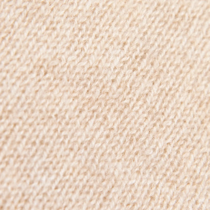 Dettagli e texture tessuto della mantellina in 100% cashmere beige, Made in Italy, praticità e comfort con tre diverse vestibilità per ogni esigenza.
