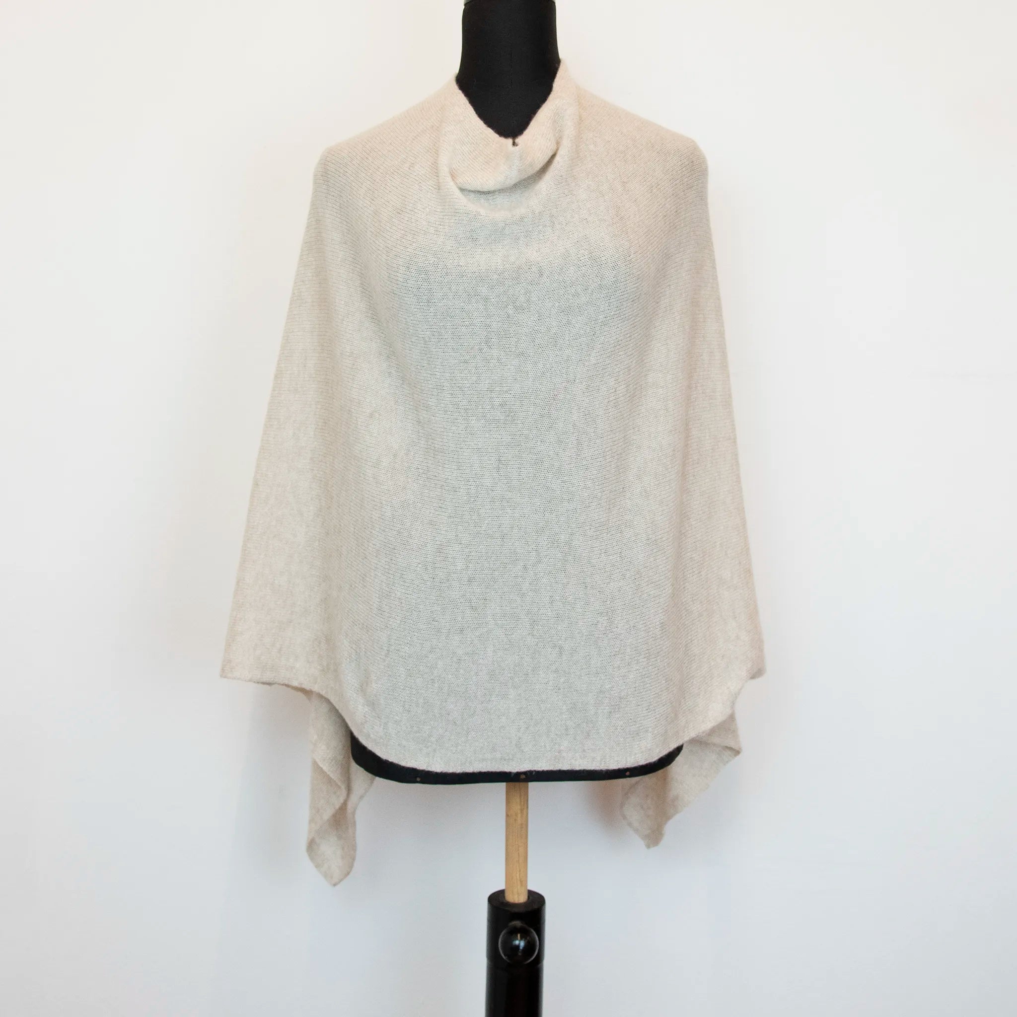 Mantellina in 100% cashmere beige, Made in Italy, praticità e comfort con tre diverse vestibilità per ogni esigenza.