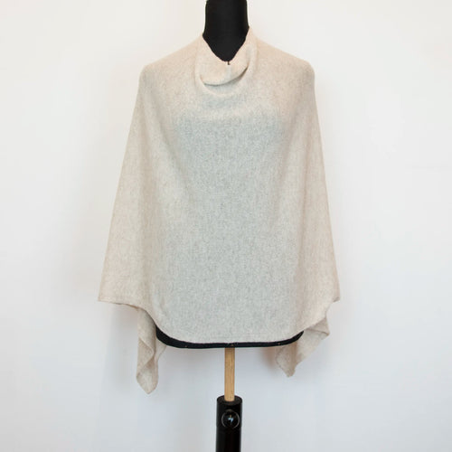 Mantellina in 100% cashmere beige, Made in Italy, praticità e comfort con tre diverse vestibilità per ogni esigenza.
